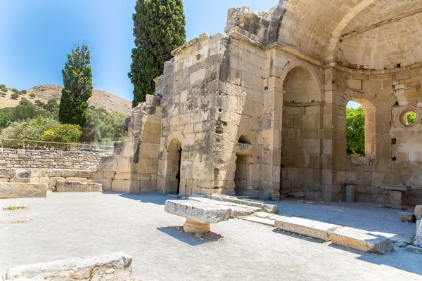 Monastère (couvent) dans la vallée de Messara à l'île de Crète en Grèce. Messara - est la plus grande plaine de Crète — Photo