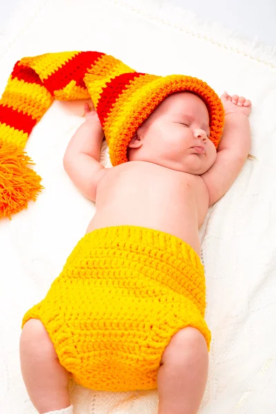 Ein nettes neugeborenes kleines Mädchen schläft. Nutzen Sie es für ein Kind, Elternschaft oder Liebeskonzept. — Stockfoto