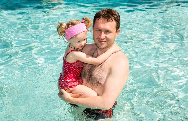 Active father teaching his child girl to swim in pool . Summer vacations and sport concept — Stock Photo, Image