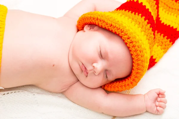 En söt nyfödda lilla flicka sover. Använd det för ett barn, föräldraskap eller kärlek begrepp. — Stockfoto