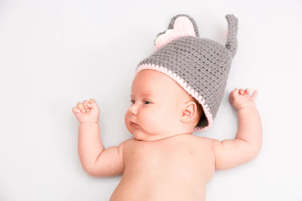 Een schattig pasgeboren babymeisje slaapt. Gebruik het voor een kind, ouderschap of liefde concept. — Stockfoto