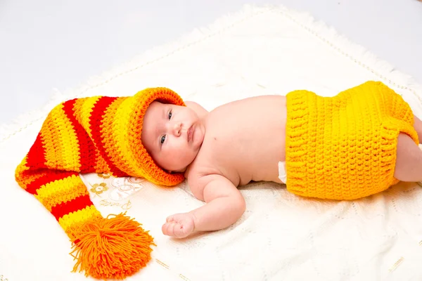 Uma linda menina recém-nascida dormindo. Use-o para um conceito de criança, parentalidade ou amor . — Fotografia de Stock