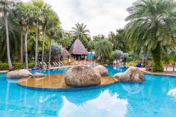 美丽的游泳池在热带度假胜地，普吉岛，泰国. — 图库照片