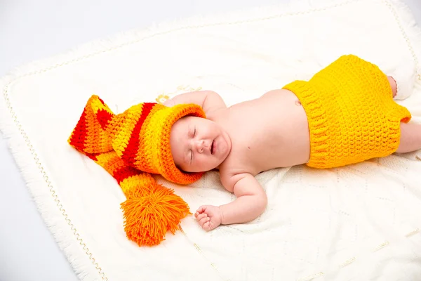 Een schattig pasgeboren babymeisje slaapt. Gebruik het voor een kind, ouderschap of liefde concept. — Stockfoto