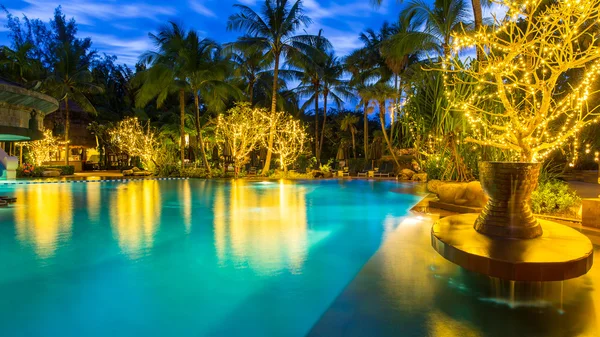 Nacht uitzicht op prachtig zwembad in de tropische resort, Phuket, Thailand — Stockfoto