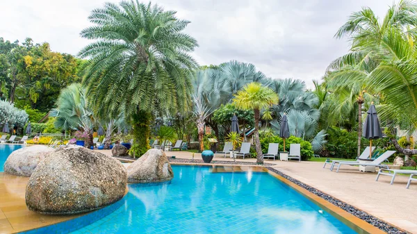 Hermosa piscina en complejo tropical, Phuket, Tailandia . —  Fotos de Stock