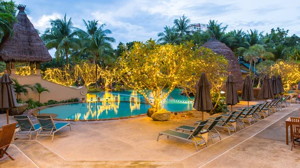 Gece görüş güzel yüzme havuzunda tropikal resort, Phuket, Tayland — Stok fotoğraf