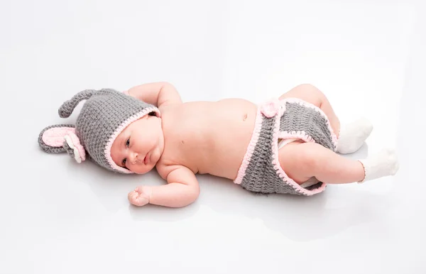 Een schattig pasgeboren babymeisje slaapt. Gebruik het voor een kind, ouderschap of liefde concept. — Stockfoto