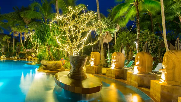 Nacht uitzicht op prachtig zwembad in de tropische resort, Phuket, Thailand — Stockfoto