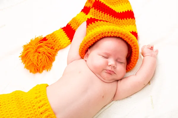 Uyku şirin yeni doğan küçük bir bebek kız. Bir çocuk, anne-babalık veya aşk kavram için kullanmak. — Stok fotoğraf