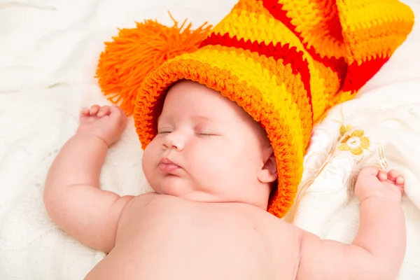 Милая новорожденная девочка спит. Использовать его для ребенка, воспитания или любви . — стоковое фото