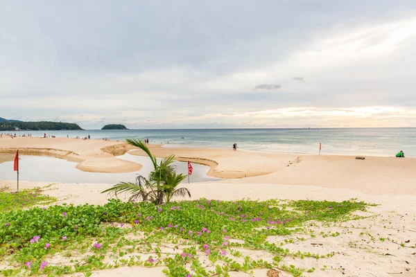 Пляж Карон на острове Пхукет в Таиланде — стоковое фото