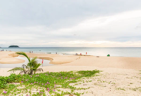 Tayland 'ın Phuket Adası' ndaki Karon plajı. — Stok fotoğraf