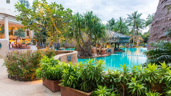 Güzel yüzme havuzunda tropikal resort, Phuket, Tayland. — Stok fotoğraf
