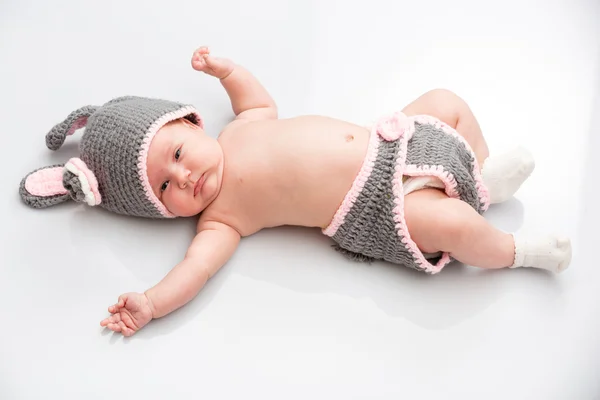 Ένα χαριτωμένο νεογέννητο μωρό κοριτσάκι στον ύπνο. Να το χρησιμοποιήσετε για ένα παιδί, γονείς ή αγάπη έννοια. — Φωτογραφία Αρχείου