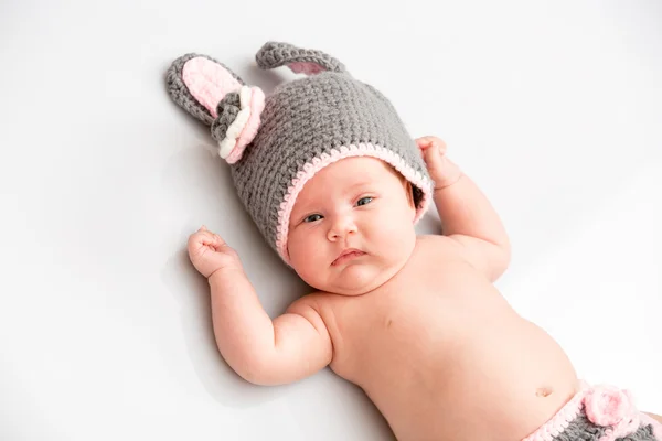 Een schattig pasgeboren babymeisje slaapt. Gebruik het voor een kind, ouderschap of liefde concept. — Stockfoto