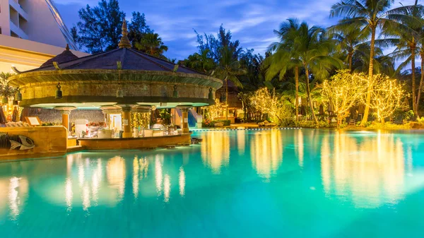 Vista nocturna de la hermosa piscina en el complejo tropical, Phuket, Tailandia — Foto de Stock