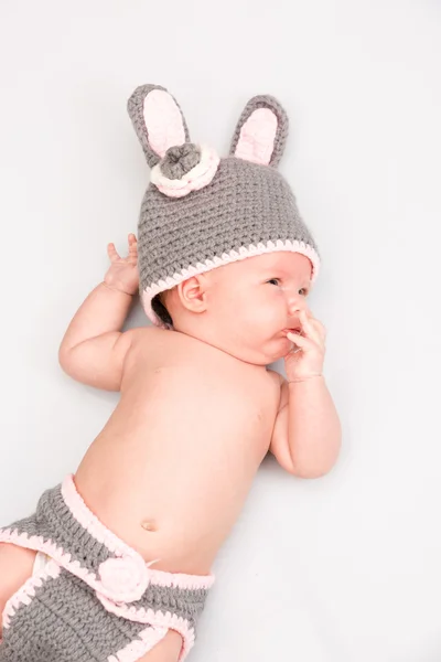 Een schattig pasgeboren babymeisje slaapt. Gebruik het voor een kind, ouderschap of liefde concept. — Stockfoto