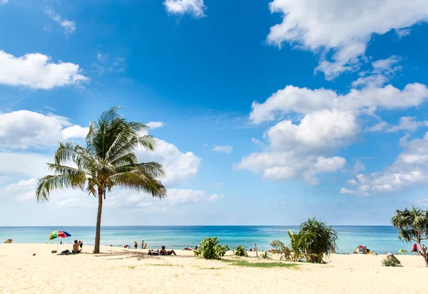 Tayland 'ın Phuket Adası' ndaki Karon plajı. — Stok fotoğraf