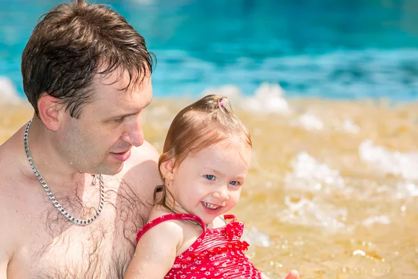 Père actif enseignant à sa fille tout-petit à nager dans la piscine sur la station tropicale. Vacances d'été et concept sportif — Photo