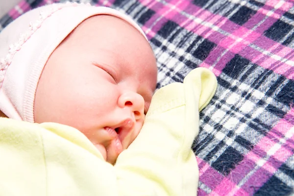 En söt nyfödda lilla flicka sover. Använd det för ett barn, föräldraskap eller kärlek begrepp. — Stockfoto