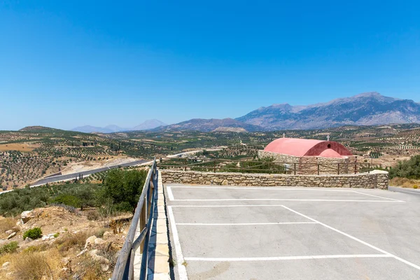 Monastère (couvent) dans la vallée de Messara à l'île de Crète en Grèce. Messara - est la plus grande plaine de Crète — Photo