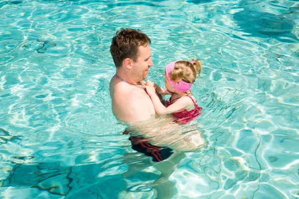 Père actif apprenant à sa fille à nager dans la piscine. Vacances d'été et concept sportif — Photo