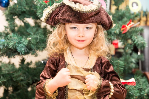 Petite fille habillée en pirate pour Halloween sur fond d'arbre de Noël. Enfant en costumes de carnaval pour Noël — Photo