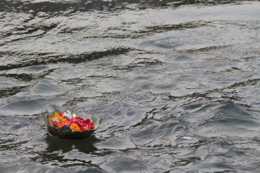 Çiçek tekliflerini Ganj Haridwar, Hindistan