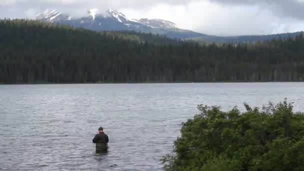 Man fishing in lake — Stock Video