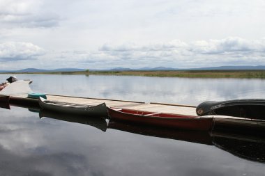 Bir göl kenarında bir Marina deniz araçları
