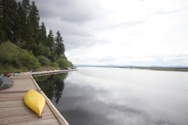 Bir göl kenarında bir Marina deniz araçları