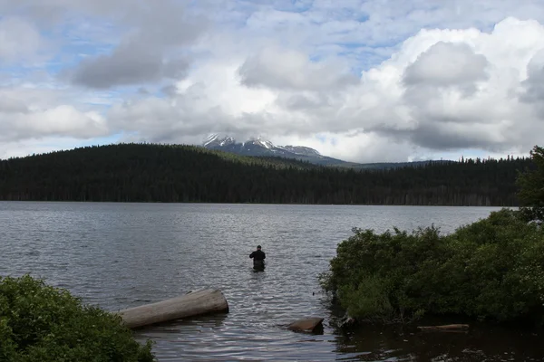 Ο άνθρωπος που ψαρεύει σε μια λίμνη — Φωτογραφία Αρχείου