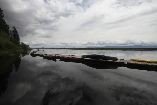 Lodě v přístavu na jezeře — Stock fotografie