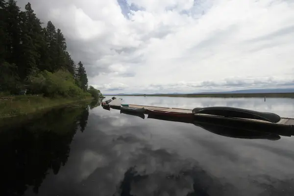 Båtar i en småbåtshamn vid en sjö — Stockfoto