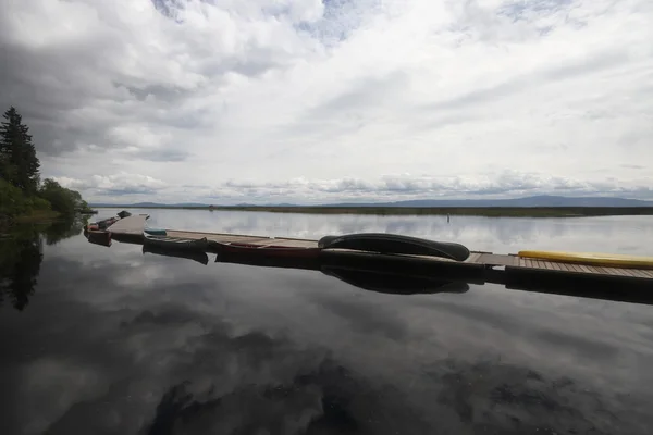 Lodě v přístavu na jezeře — Stock fotografie