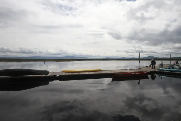 Båtar i en småbåtshamn vid en sjö — Stockfoto