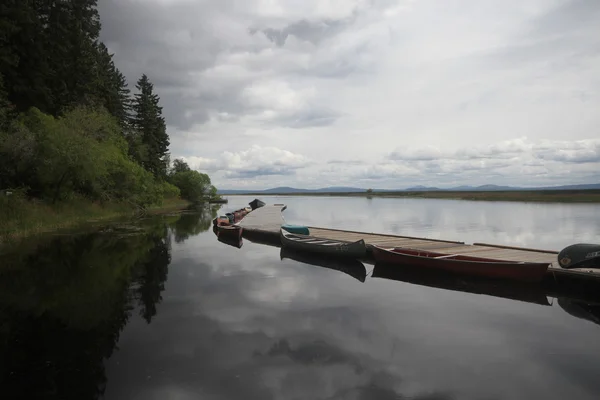 Båtar i en småbåtshamn vid en sjö — Stockfoto