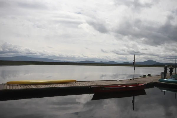 Човни на пристані на озері — стокове фото