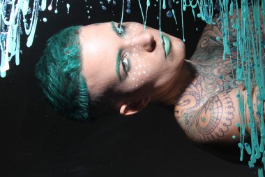 Cam arkasında bir model