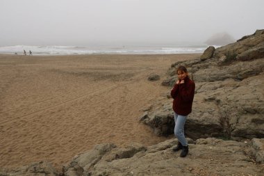 Parktaki Güzel Rus Modelinin Fotoğrafı