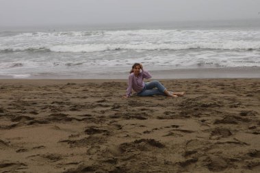 Parktaki Güzel Rus Modelinin Fotoğrafı