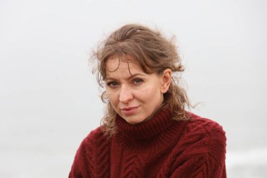 Parktaki Güzel Rus Modelinin Fotoğrafı