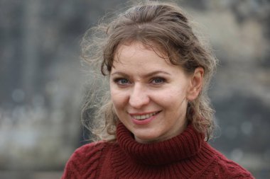 Parktaki Güzel Rus Modelinin Fotoğrafı