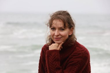 Parktaki Güzel Rus Modelinin Fotoğrafı