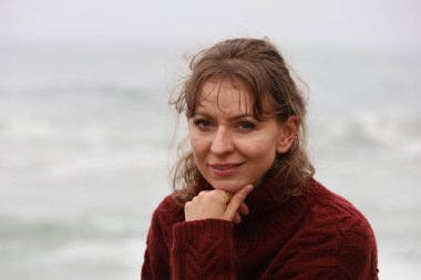 Parktaki Güzel Rus Modelinin Fotoğrafı