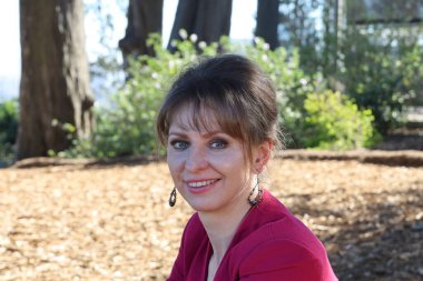 Parktaki Güzel Rus Modelinin Fotoğrafı