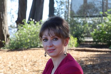 Parktaki Güzel Rus Modelinin Fotoğrafı