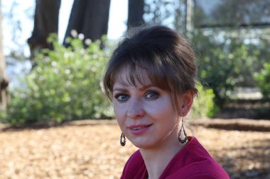 Parktaki Güzel Rus Modelinin Fotoğrafı