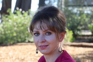 Parktaki Güzel Rus Modelinin Fotoğrafı